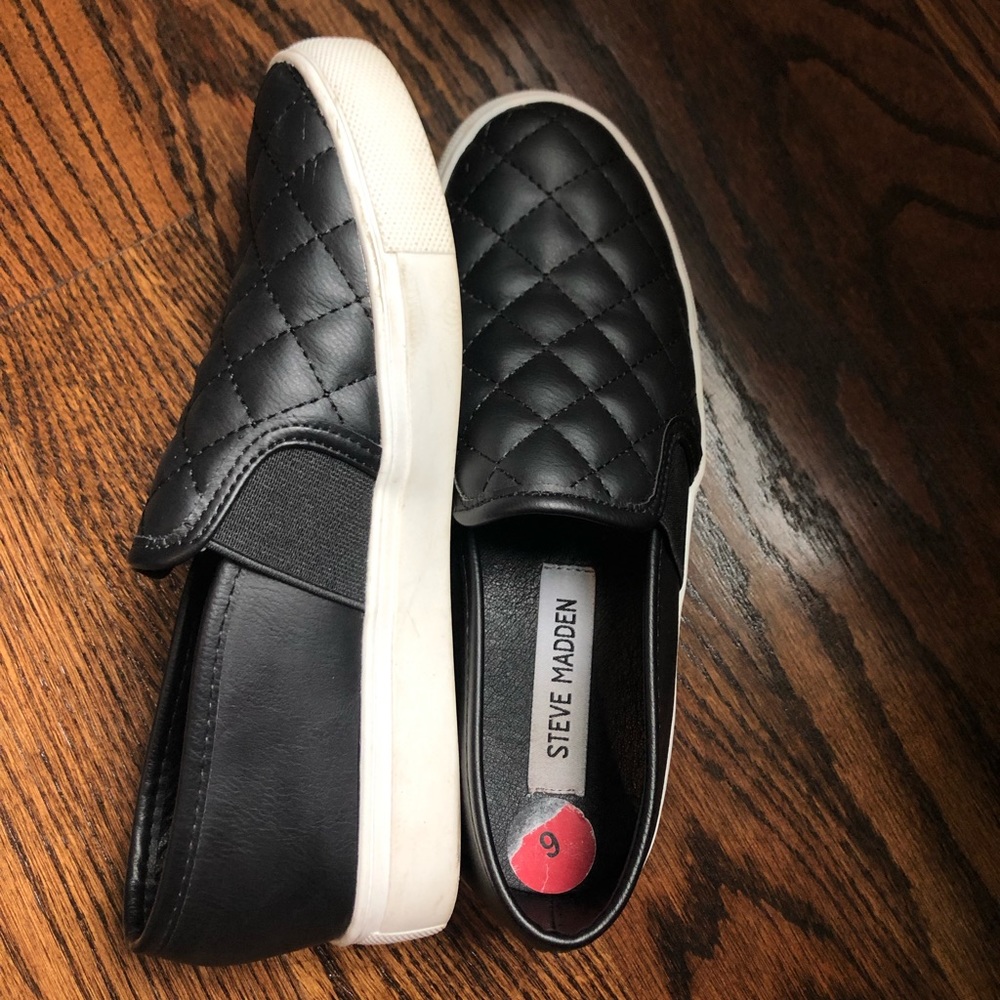 STEVE MADDEN Black Leather Slip On’s
